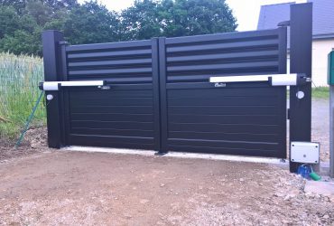 Installation d'un portail alu battant Balsamine avec une motorisation à vérins Lixengo à Aucaleuc