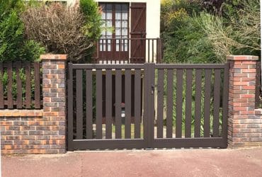 Portail aluminium sur-mesure modèle Bleuet posé sur une maison au style classique à Sucy-en-Braie par LMA