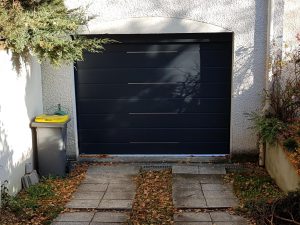 Porte de garage sectionnelle aluminium sur mesure modèle Lee installée par D'Eco Ouest
