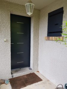 Porte d'entrée aluminium sur mesure modèle Lee et volet battant assorti sur la fenêtre à proximité, installés par D'Eco Ouest
