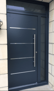 Porte d'entrée aluminium RAL 7016 avec tierce et imposte vitrées installée par LARO
