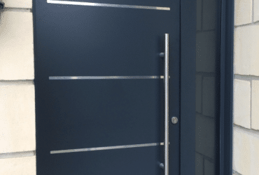 Porte d'entrée aluminium RAL 7016 avec tierce et imposte vitrées installée par LARO