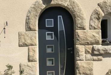 Porte d'entrée alu sur mesure installée sur la commune de Rouillac par AMDP, votre installateur Solabaie