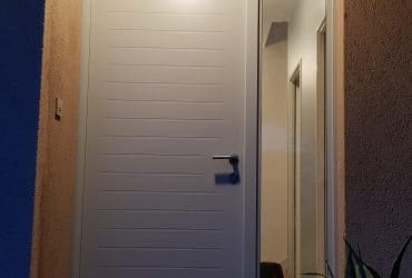 Porte d'entrée grise pleine avec tierce fixe vitrée installée à Rueil-Malmaison par D'Eco Ouest