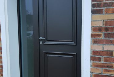 Porte d'entrée accompagnée d'une tierce fixe vitrée, installée par D'Eco Ouest Solabaie
