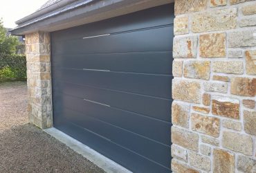Porte de garage Lee Coordonnée Gris anthracite 7016 installée par la Menuiserie Bouan