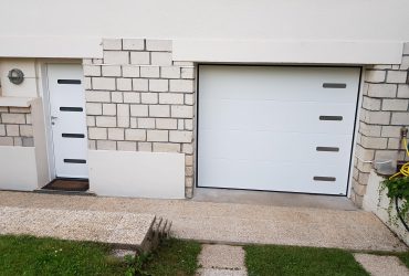 Porte de garage sectionnelle blanche et porte d'entrée alu sur mesure coordonnées modèles Mack posées à Bougival par D'Eco Ouest