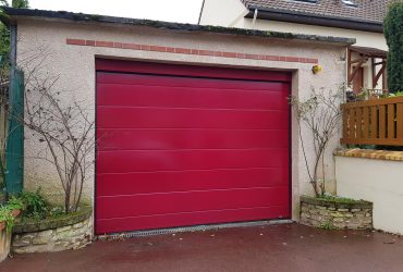 Porte de garage sectionnelle rouge posée sur une maison de la commune de Velizy-les-Bas par votre installateur-conseil D'Eco Ouest