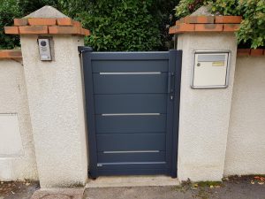 Portillon aluminium RAL 7016 Gris anthracite modèle Lee conseillé et installé par D'Eco Ouest