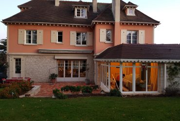 Rénovation d'une maison entière avec des menuiseries bois blanches par D'Eco ouest Solabaie