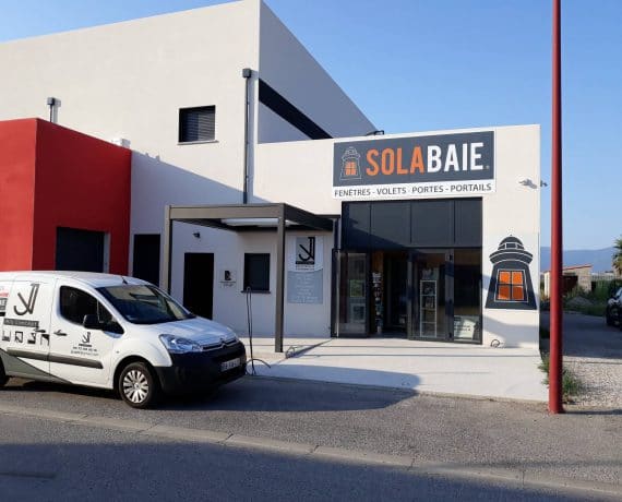 Devanture du showroom de votre installateur JV Alu Concept, pour vos projets en neuf ou rénovation de fenêtres, volets, portes et portails