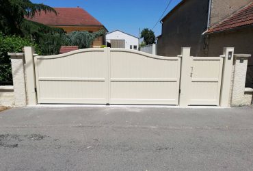 Portail aluminium battant sur mesure modèle Primevère accompagné de son portillon assorti, le tout posé par Habitat Plus à Gannat
