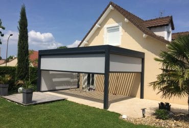 Pergola bioclimatique à stores latéraux entoile, installée à Fragnes par SV Réalisations, votre professionnel Solabaie dans le 71