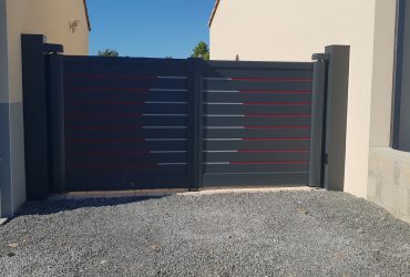 Portail aluminium battant modèle Jasmin Gris anthracite 7016 avec liserés Rouge pourpre 3004 et liserés Gris galet 9006, installé par ADECI