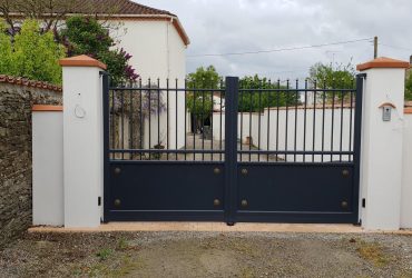 Portail aluminium sur mesure, modèle Palissandre à forme droite de la collection "Excellence", dans un Gris anthracite 7016 avec des embouts Goutte d'eau et des macarons Doré antique (optionnels), le tout fourni et installé par ADECI Solabaie