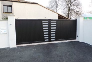 Portail aluminium coulissant sur mesure aspect 2 vantaux, modèle Digitale avec un remplissage à vitrage dépoli, le tout choisi en Noir 9005 et installé par ADECI Solabaie