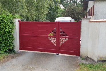 Portail aluminium sur mesure, à ouverture battante, modèle Santoline, deux vantaux 1/3 2/3, à motifs bambous, le tout dans un Rouge pourpre 3004 installé par ADECI Solabaie
