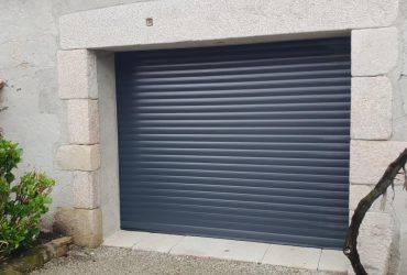 Porte de garage enroulable teintée d'un RAL 7016 Gris anthracite posée par ADECI
