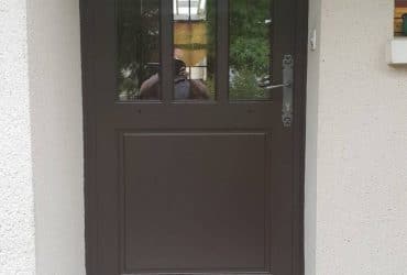 Porte d'entrée bois teintée d'un Brun Gris 8019 installée par ADECI