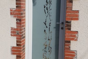 Porte d'entrée PVC sur mesure blanche Grand vitrage modèle Floyd de forme droite et posée sur une ouverture cintrée par ADECI, votre installateur Solabaie
