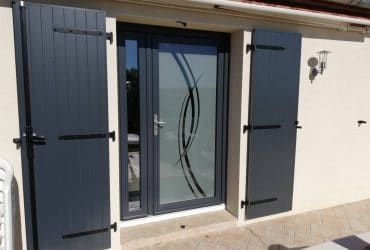 Porte d'entrée PVC à grand vitrage avec tierce fixe vitrée, et volets battants aluminium assortis, le tout en Gris anthracite 7016, installé par Habitat Plus sur une maison de Vichy