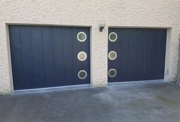 Portes de garage latérales symétriques Gris anthracite 7016 à hublots installées par ADECI