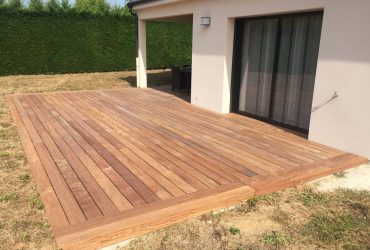 Terrasse en coumarou construite sur lambourdes en bois exotique, sur une maison de Châtenoy-en-Bresse par SV Réalisations