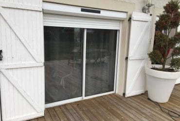 Volet roulant solaire blanc installé sur une maison au sein de la commune de Baudrières par SV Réalisations