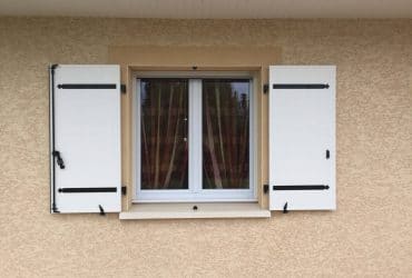 Volets battants alu blancs, posés à Saint-Martin-en-Bresse par votre menuisier SV Réalisations