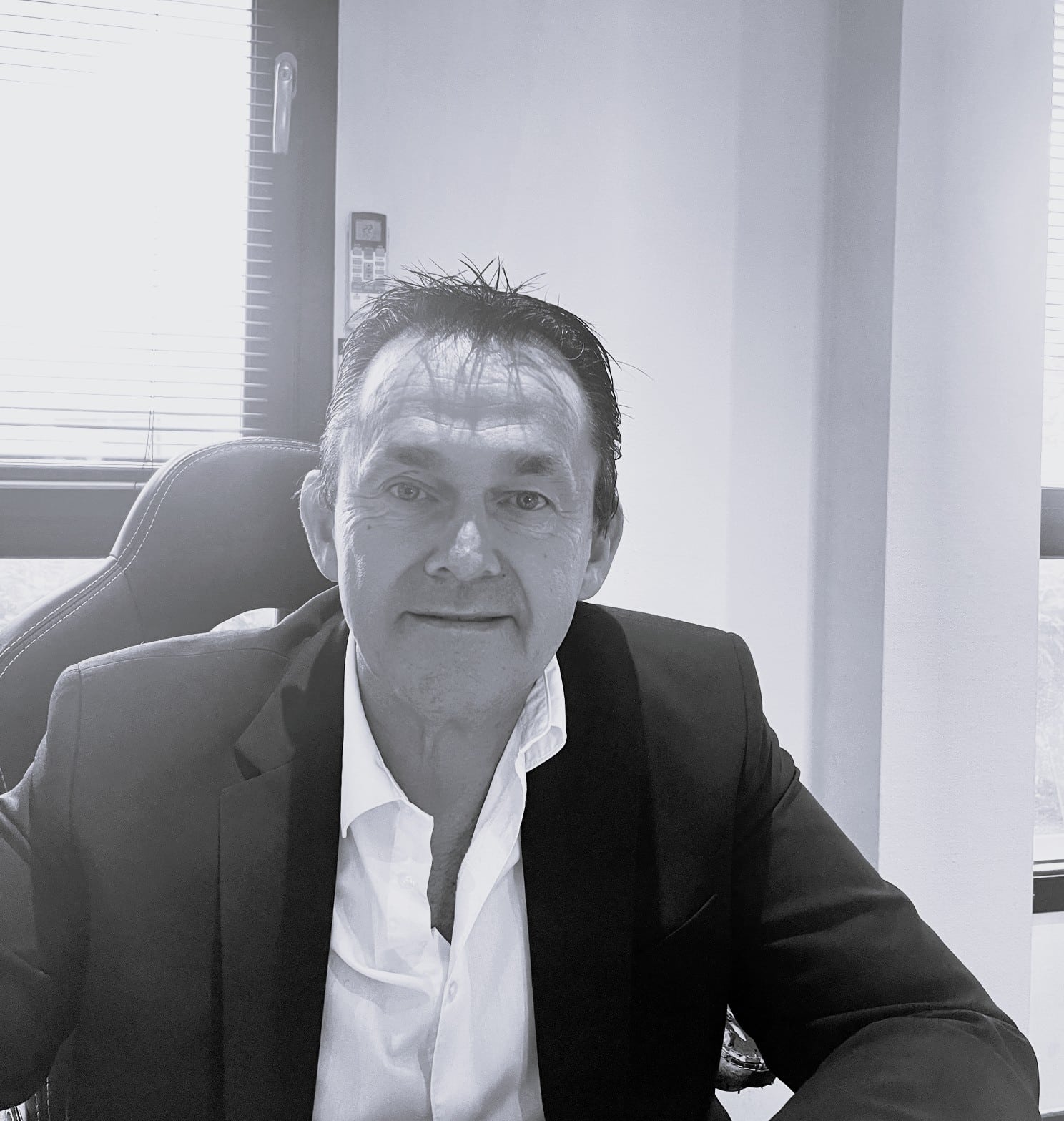 David Deram, votre installateur Solabaie à Bailleul pour vos travaux de rénovation ou neuf de menuiseries et fermetures.