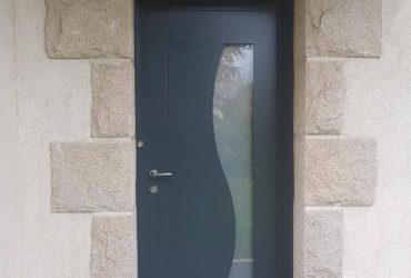 Porte d'entrée aluminium modèle Luna installée par AMDP à Yvignac-la-Tour
