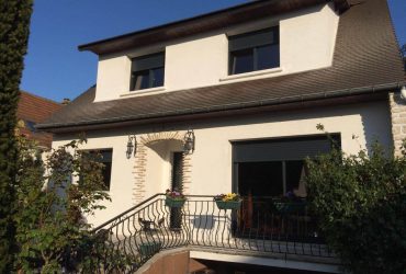 Réalisations de Solabaie Saint-Ouen-l'Aumône : Vue après les travaux d'une pose de fenêtres aluminium oscillo-battantes Gris anthracite (RAL 7016), dont une baie vitrée, et de volets roulants assortis