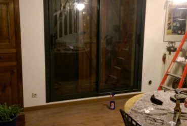 Réalisations de Solabaie Saint-Ouen-l'Aumône : Pose d'une baie vitrée coulissante aluminium noire à 2 vantaux