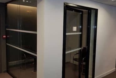Réalisations de Solabaie Saint-Ouen-l'Aumône : Cloison et porte vitrées à tierce fixe de bureau