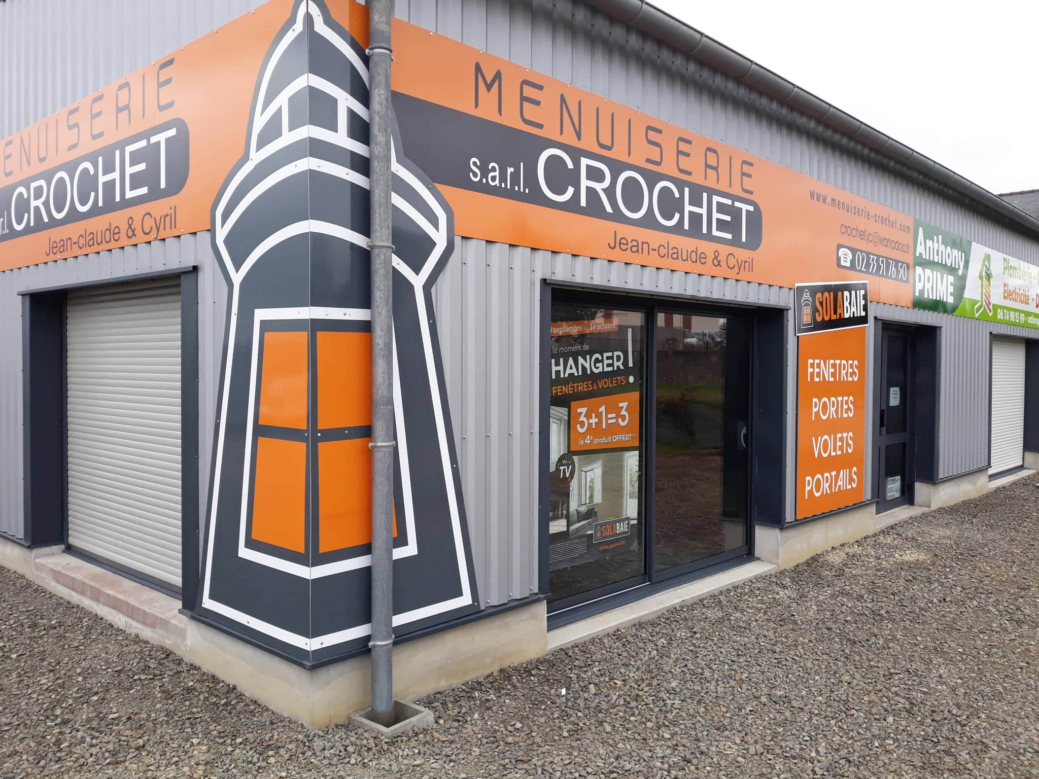 Vue de biais avec le phare près de l'entrée du magasin de la Menuiserie Crochet à Saint-James