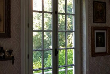 Réalisations de Solabaie Saint-Ouen-l'Aumône : Fenêtre blanche à petits bois avec une fausse crémone noire