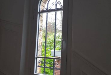 Réalisations de Solabaie Saint-Ouen-l'Aumône : Fenêtre cintrée blanche dans une cage d'escalier