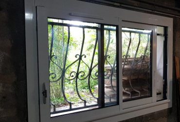 Réalisations de Solabaie Saint-Ouen-l'Aumône : Fenêtre coulissante alu blanche en sous-sol