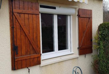 Réalisations de Solabaie Saint-Ouen-l'Aumône : Fenêtre PVC blanche avec volet roulant solaire à coffre rénovation à enroulement extérieur
