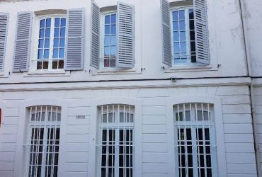Réalisations de Solabaie Saint-Ouen-l'Aumône : Fenêtres cintrées blanches à façade bois