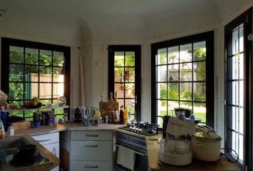 Réalisations de Solabaie Saint-Ouen-l'Aumône : Fenêtres mixtes gamme SO' bicolores et à petits bois, intérieur alu gris anthracite et extérieur alu blanc