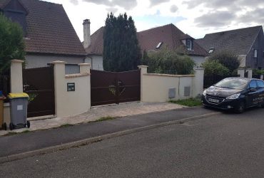 Réalisations de Solabaie Saint-Ouen-l'Aumône : Portail aluminium battant manuel modèle Azalée brun à motifs bambous avec son portillon assorti