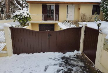 Réalisations de Solabaie Saint-Ouen-l'Aumône : Portail aluminium manuel marron en forme Chapeau de gendarme inversé avec son portillon assorti