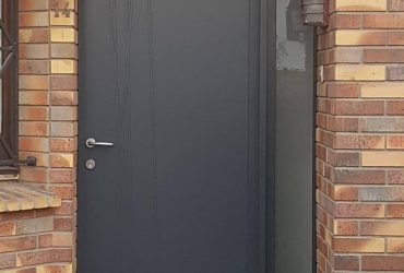 Réalisations de Solabaie Saint-Ouen-l'Aumône : Porte d'entrée aluminium grise modèle Dunn avec tierce fixe vitrée