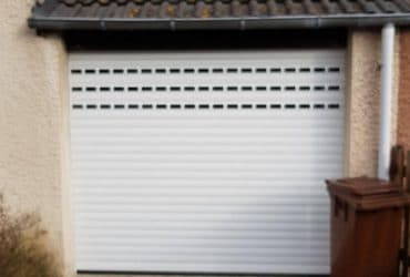 Réalisations de Solabaie Saint-Ouen-l'Aumône : Porte de garage enroulable blanche à lames hublots