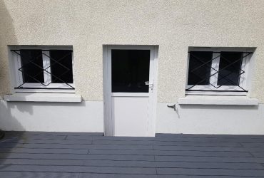 Réalisations de Solabaie Saint-Ouen-l'Aumône : Pose de fenêtres PVC et d'une porte de service PVC blanche semi-vitrée