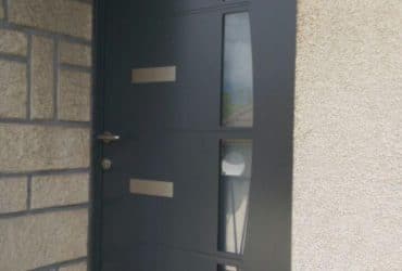 Réalisations de Solabaie Saint-Ouen-l'Aumône : Installation d'une porte d'entrée aluminium modèle Lewis Gris anthracite (RAL 7016)