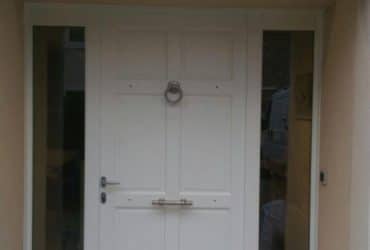 Réalisations de Solabaie Saint-Ouen-l'Aumône : Pose d'une porte d'entrée bois blanche avec ses 2 tierces fixes vitrées