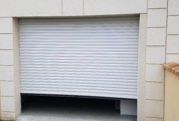 Réalisations Solabaie Saint-Ouen-l'Aumône : Fourniture et pose d'une porte de garage enroulable blanche