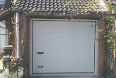 Réalisations Solabaie Saint-Ouen-l'Aumône : Installation d'une porte de garage sectionnelle et manuelle blanche